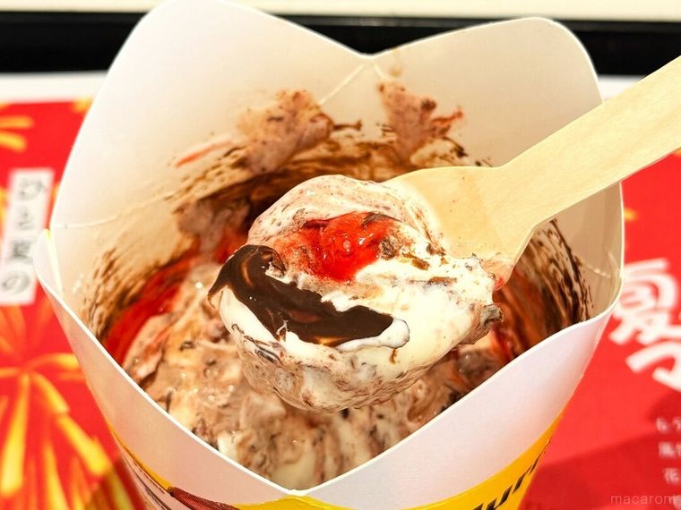 スプーンですくっている様子