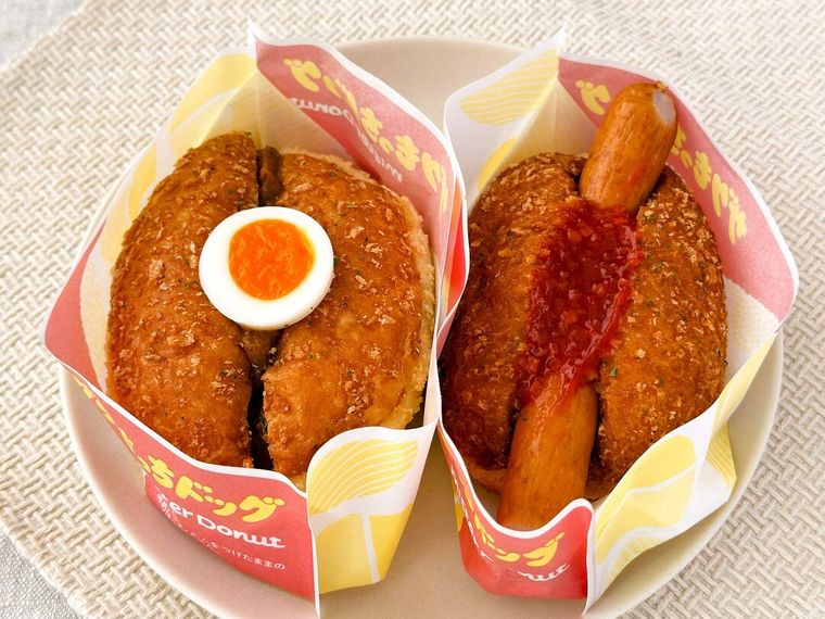 ザクもっちドッグ 欧風カレーとザクもっちドッグ 欧風カレーが皿に盛り付けられている様子