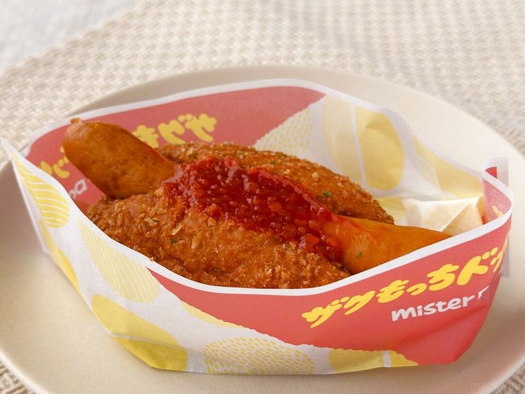 白皿にのったザクもっちドッグ あらびきソーセージ