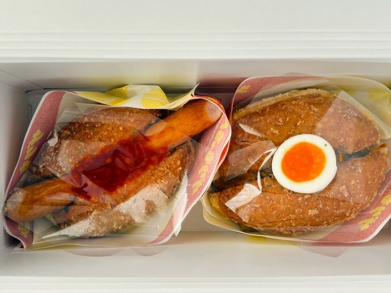 箱に入ったザクもっちドッグ あらびきソーセージとザクもっちドッグ 欧風カレー