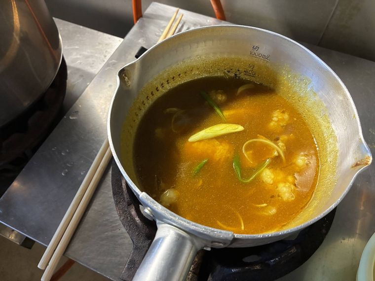 温められているカレーうどんの出汁