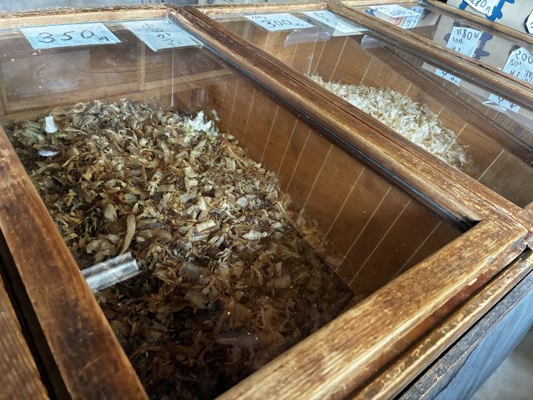 鰹節が箱に詰められている