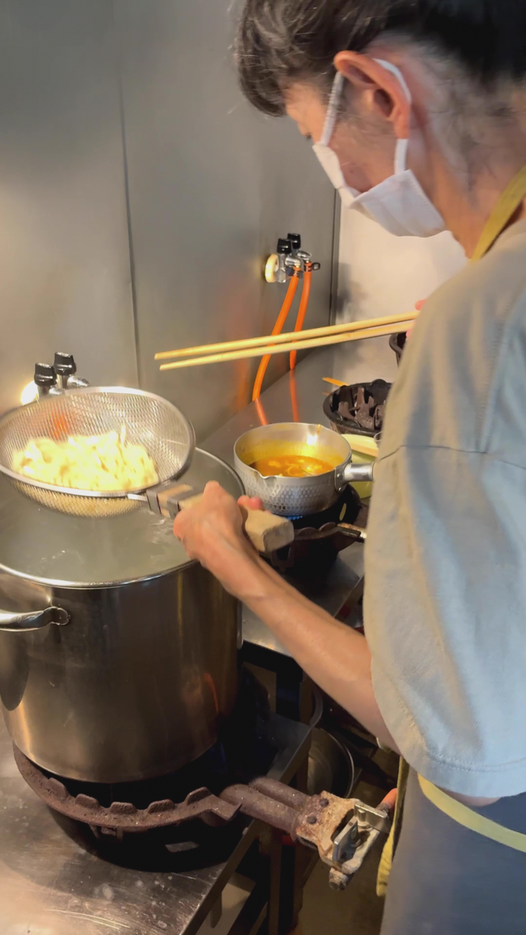 うどんを麺上げする店主中井さん