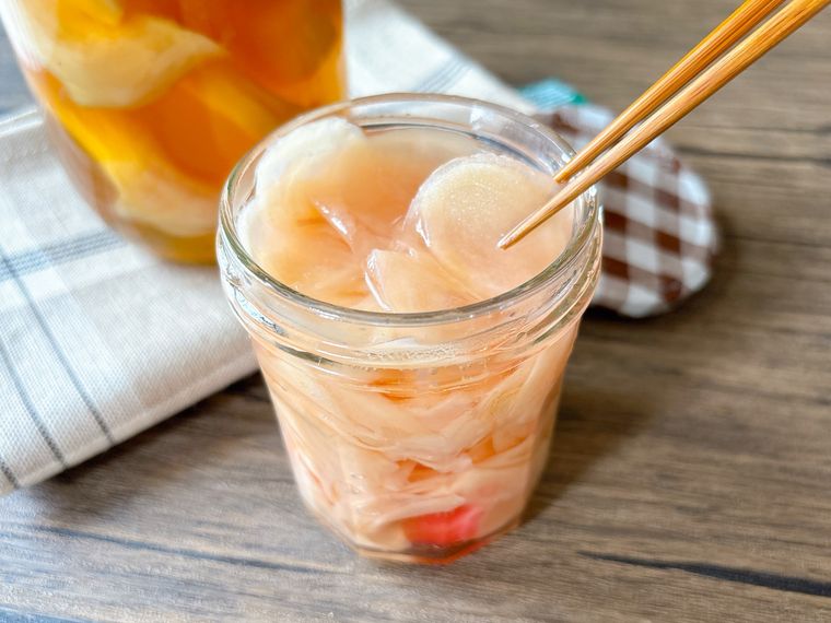 保存瓶から新生姜の甘酢漬けを取り出す様子