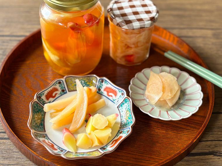 保存瓶に入った新生姜の甘酢漬け、和皿に盛られた新生姜の甘酢漬け