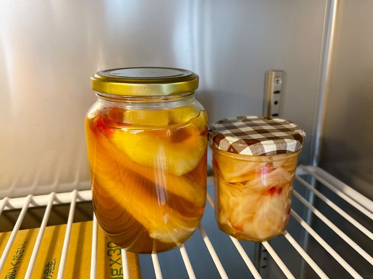 冷蔵庫で新生姜の甘酢漬けを保存する様子