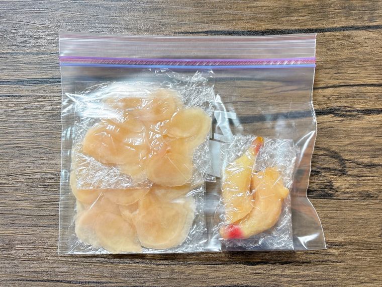 ラップで包んでフリーザーバッグに入れた新生姜の甘酢漬け