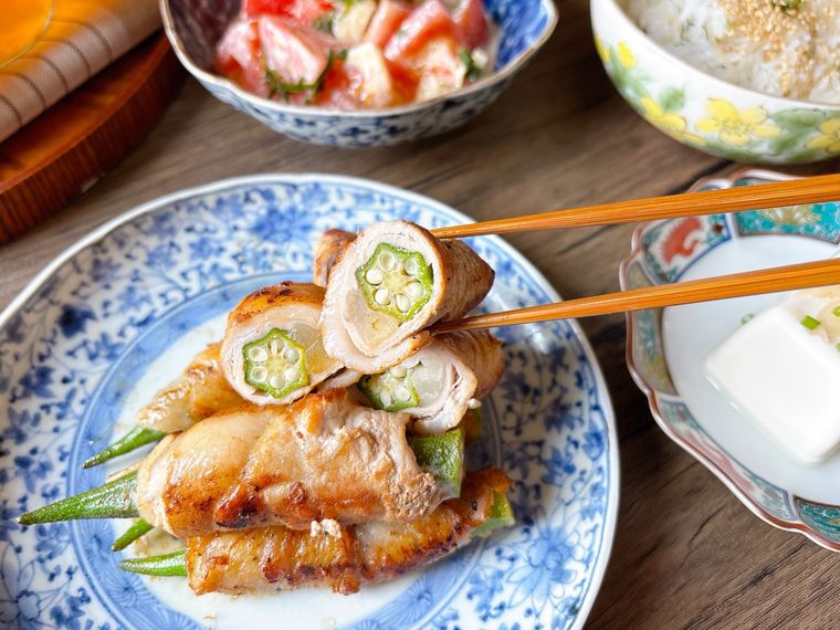 豚肉の新生姜オクラ巻きを箸あげする様子