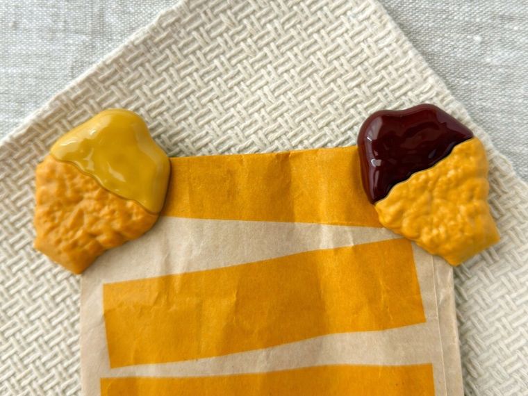 「チキンマックナゲットクリップ」で紙袋を挟んでいる様子