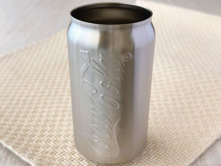 テーブルの上に置かれた「コカ・コーラ®タンブラー」