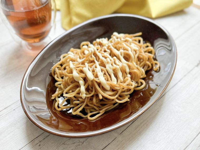 茶色のオーバル皿の盛り付けられた具なし焼きそばとからしマヨネーズ