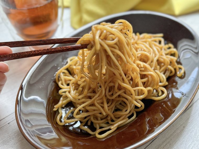 茶色のオーバル皿に盛り付けられた具なし焼きそば