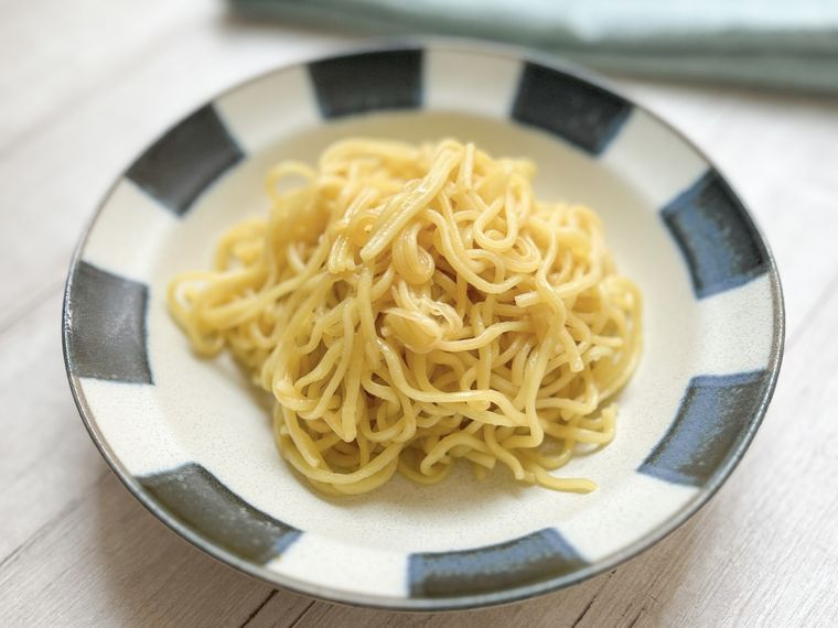 青と白のストライプの皿に盛り付けられた塩焼きそば