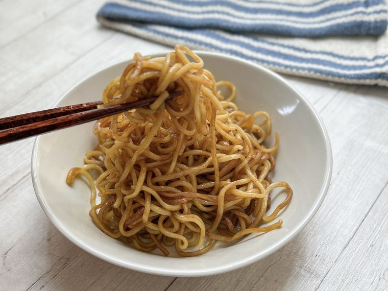 ベージュの器に盛り付けられたカレー焼きそば