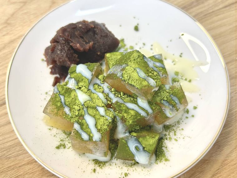 白い皿に盛り付けた抹茶練乳わらび餅とつぶあん