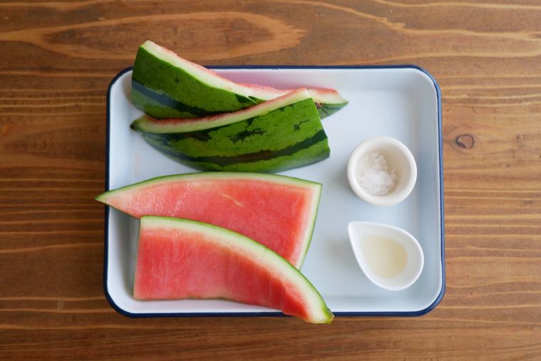 スイカの皮の漬物の材料が琺瑯バットの上に並んでいる