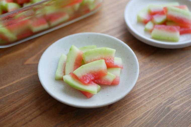 白い小皿に盛られたスイカの皮の漬物