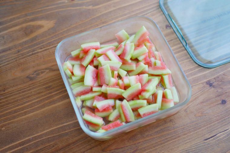 ガラス製の保存容器に入ったスイカの漬物