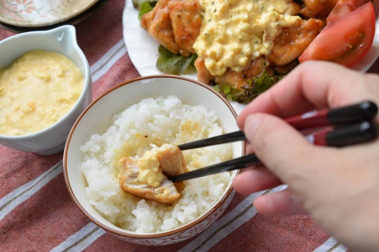 チキン南蛮をごはんと一緒に食べている様子