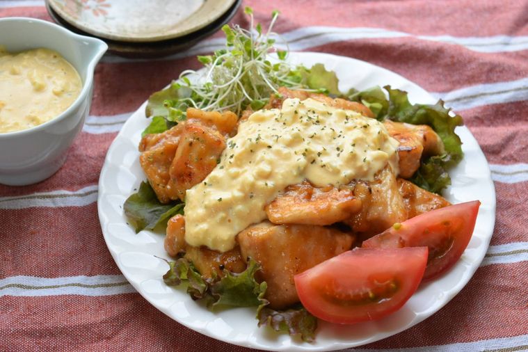器に盛られた鶏胸肉のチキン南蛮