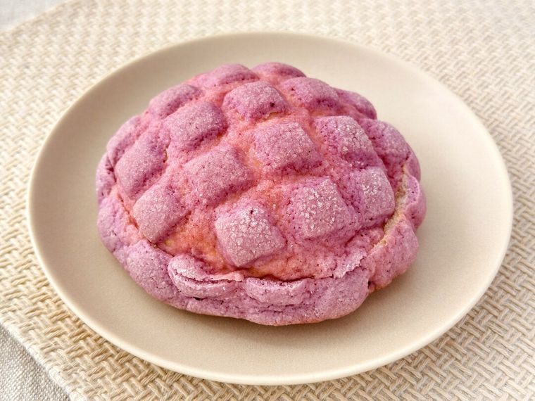 白皿にのった胡蝶しのぶの藤色メロンパン紫芋クリームホイップ