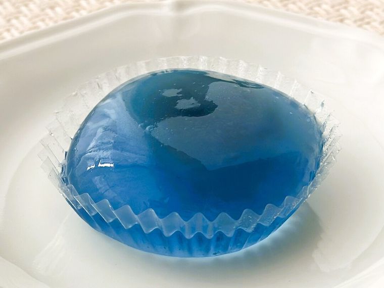 白皿にのった 水柱の水まんじゅうラムネ風味