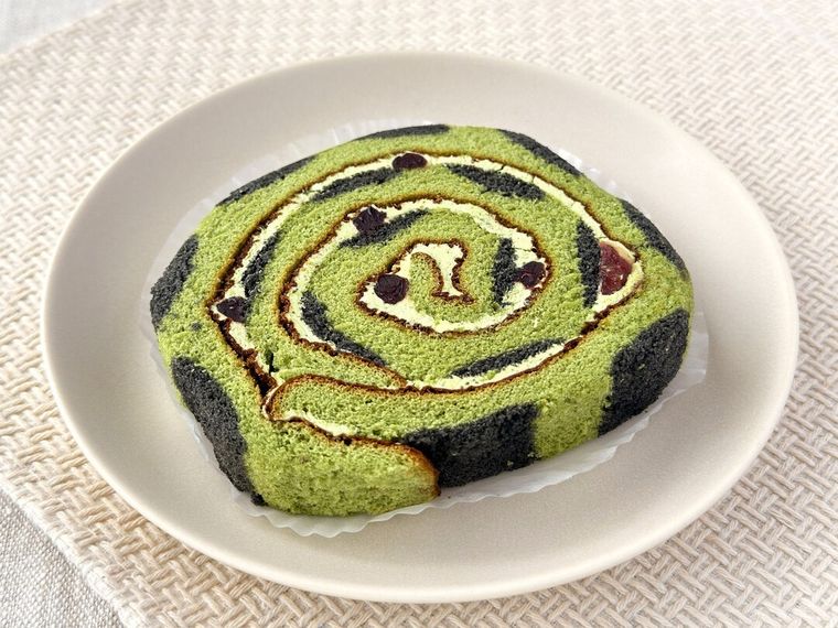 白皿にのった炭治郎の抹茶クリームロールあんこ入り