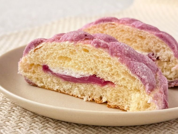 胡蝶しのぶの藤色メロンパン紫芋クリームホイップの断面
