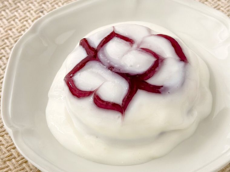 白皿にのった胡蝶しのぶのミルクソースのシフォンブルーベリー仕立て