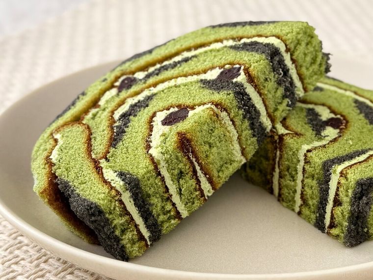 炭治郎の抹茶クリームロールあんこ入りの断面