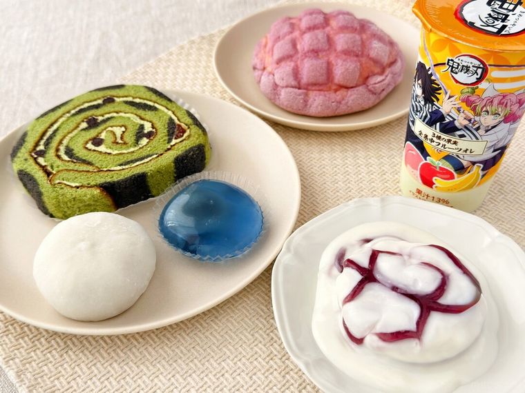 ファミマで炭治郎たちとひと休みのドリンクやスイーツが並んでいる様子