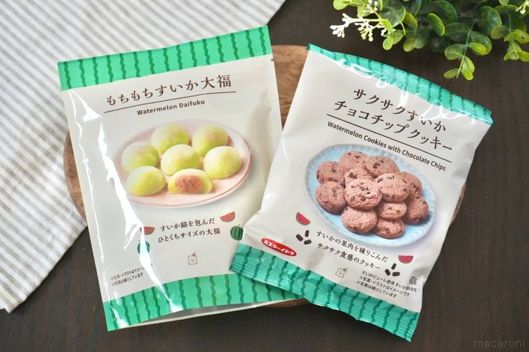 木のカッティングボードにのったすいかのお菓子のパッケージとストライプの布とグリーン