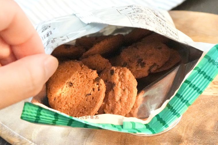 木のカッティングボードにのったすいかのお菓子のパッケージの中身