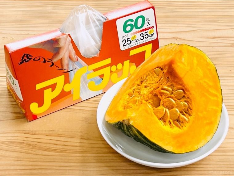 テーブルの上にアイラップとかぼちゃが置かれている