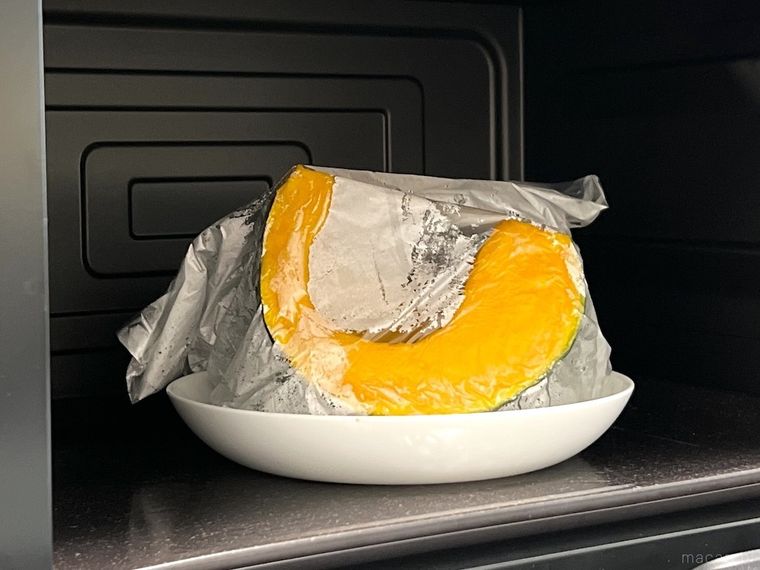 アイラップに入れたかぼちゃを電子レンジで加熱した様子