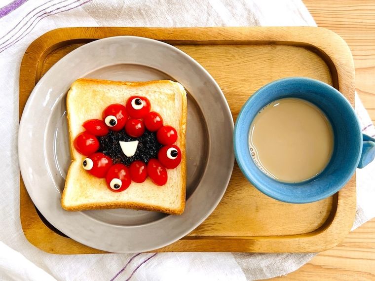 ミニトマト、海苔の佃煮、チーズで「ミャクミャク」風にデコレーションしたトースト