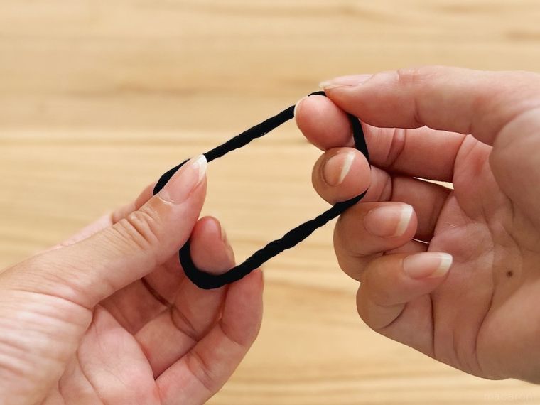 輪切りにしたストッキングをねじっている様子