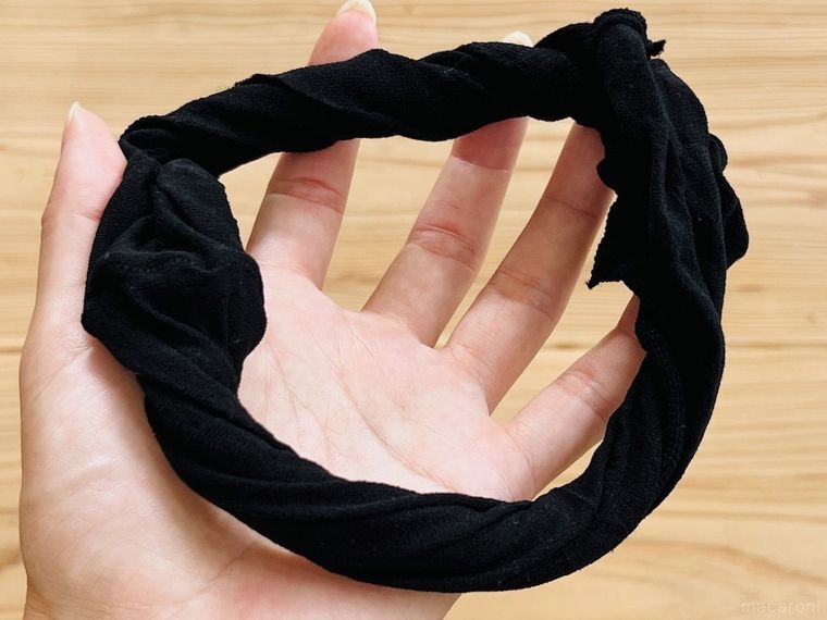 ストッキングで作ったバンドを手のひらにのせた様子