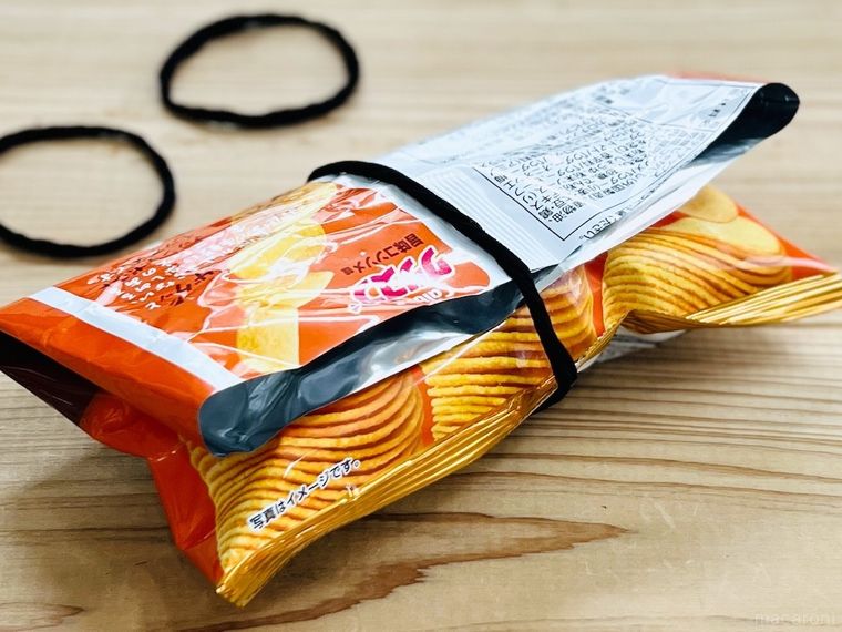 ストッキングで作ったゴムをお菓子の袋に留めた様子