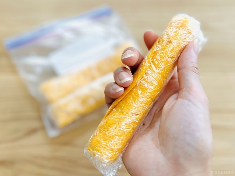 薄焼き卵を巻いて、ラップで包んだ様子