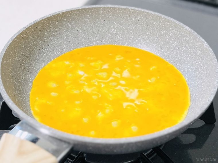 フライパンで薄焼き卵を焼いている様子
