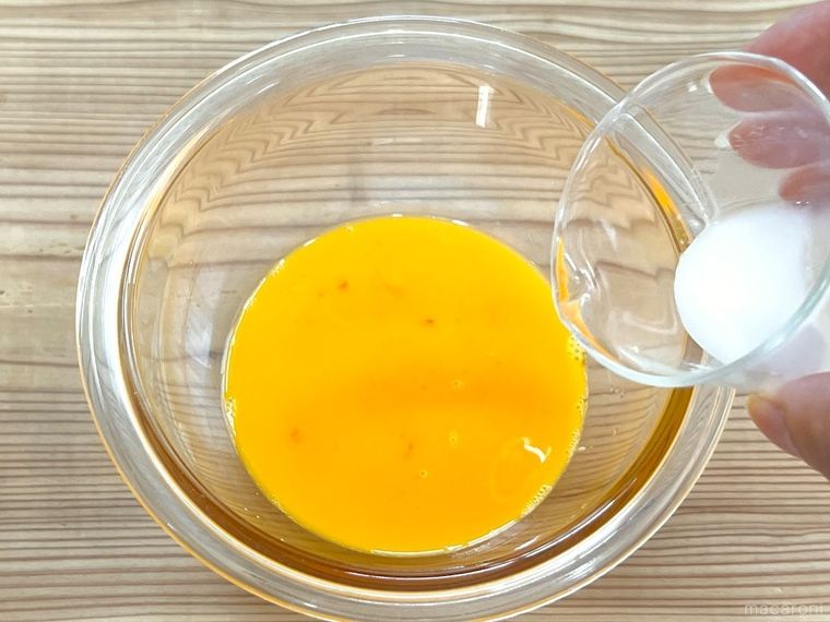 酒で溶いた片栗粉を卵液に入れようとしている様子