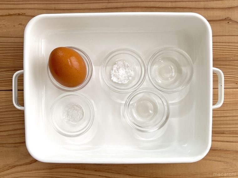 バットの上に卵、塩、片栗粉、酒、サラダ油が並んでいる