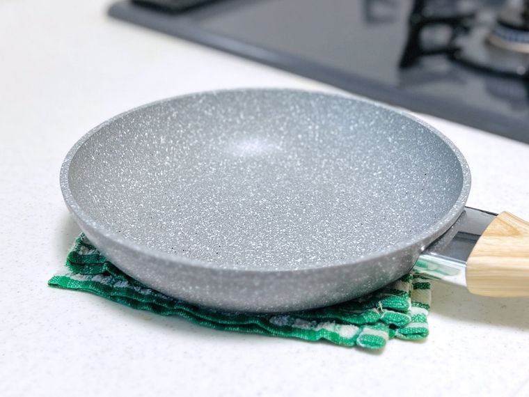 熱したフライパンを濡れ布巾の上に置いた様子