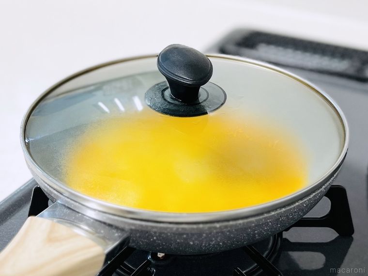 フライパンにフタをして薄焼き卵を焼いている様子