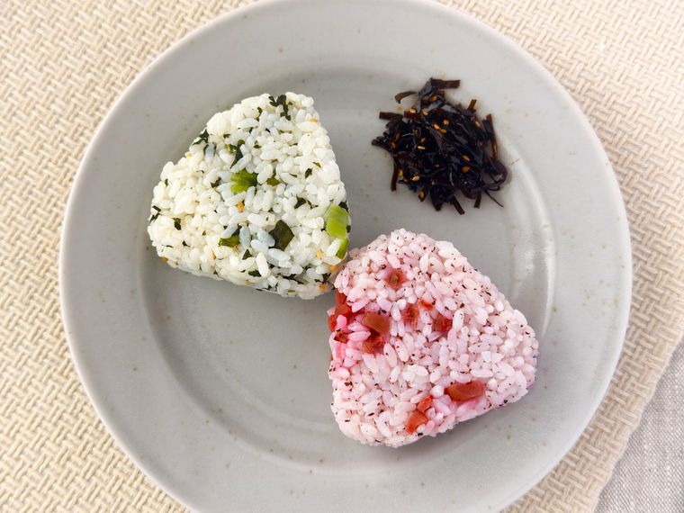 青皿にのった炭治郎義勇とひと休み二人の絆2個入りおむすび