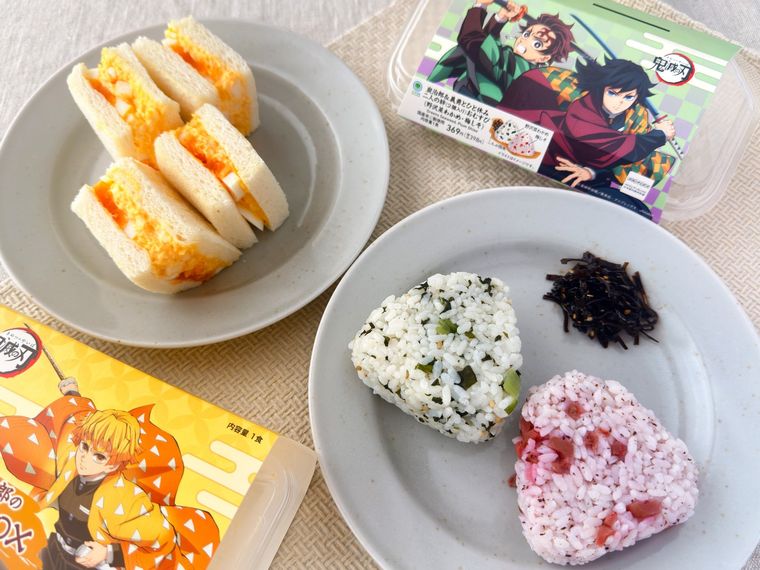 炭治郎義勇とひと休み二人の絆おむすびと善逸チュン太郎のたまごサンドBOXが皿に盛り付けられている様子