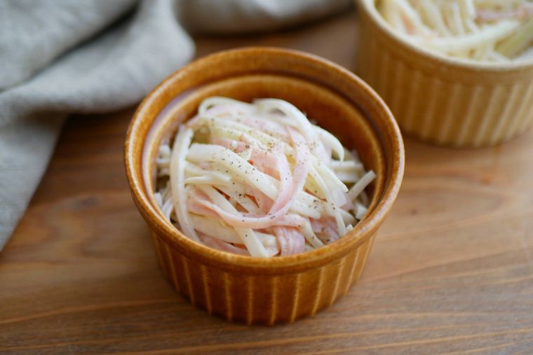 茶色いココットに大根の皮のマヨネーズサラダが盛られている
