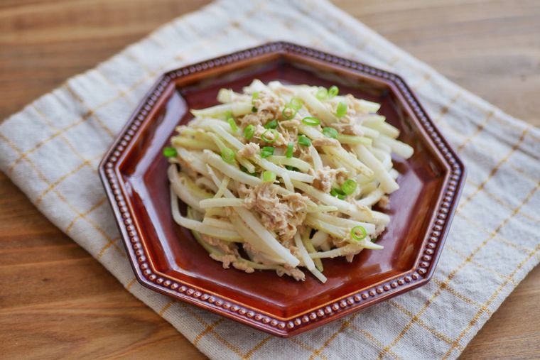 八角型の茶色い皿に大根の皮とツナのマヨネーズ炒めが盛られている