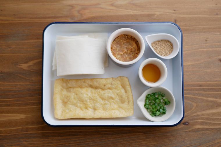 白い琺瑯バットの上に大根の皮の味噌汁の材料がのっている